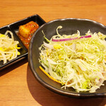 Yakinikuyamato - サラダ小鉢セット　100円の、サラダ・ナムル・キムチ