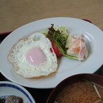 Marufuku Shokudou - 目玉焼とサラダ