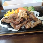 いきなりステーキ - 乱切りカットステーキ200g ライス、スープ付 1540円(税込)
            