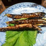 朝起 - ドジョウを生きたまま串焼き