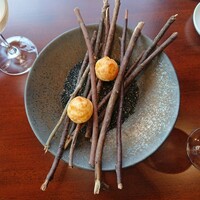 メゾン ケイ - コース料理前の一皿  燻製チーズのシュー