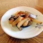 Umeyama Shiyokudou - サービスの煮物。天然だしで味付けも上品な感じ。