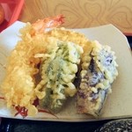 梅山食堂 - 天ぷら。天つゆはありません。種がタップリなんですけど、柔らかくて味がいいです。