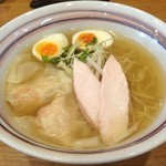 サンライズ - 世田谷区「自家製麺のらぁめんサンライズ」にて塩らぁめん！
            上町近く四月オープンの新店！透き通るスープは鶏の旨味と素材のからの、甘さがたっぷり口の中に広がり、手作りのプリプリエビ雲呑、ツルっとした麺と見事なバランス！まぜそばもとても美味しそう！