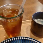 Kafe Gohan Use - セットのウーロン茶と、スープアップ