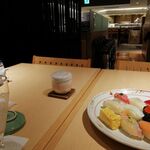 Sushidokoro Ginza Fukusuke - テーブルから店舗内