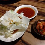 Honkaku Yakiniku Haramichan - セットの野菜とキムチ
