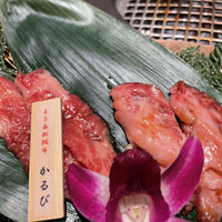 よきにくや - 左2切れが松阪牛　右2切れが仙台牛