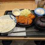 松屋 - 私が頼んだ、ロースかつ & カキフライ定食(税込860円)＋生玉子(80円)＝940円…