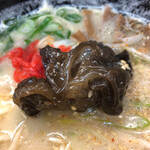 ラーメン長浜はな - デカい木耳。