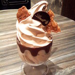 リンツ ショコラ ブティック＆カフェ - ソフトクリーム・ショコラ(ミルク)実物はけっこう小さめでデザートには最適