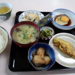 安全入船食堂 - 朝定食３００円の例，ただし，右のオムレツ小皿は５０円追加。