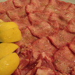 山形牛１頭買　焼肉富貴 - 適度に熟成されたタン塩は、芳醇な香りも格別です。