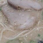 長浜ラーメン 一心亭 - チャーシュー…下にもあった！厚めのが計3枚！