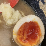 らーめん 小僧 - 煮玉子を半分に割ると…良い色とトロッと具合♪