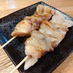 大衆食堂 どんどんてい - 鶏もも串・豚バラ串