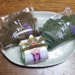 しもつけ彩風菓　松屋 - かしわ餅　包んである葉は２種類でしたが