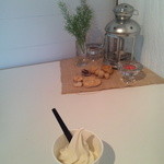 ナチュラリア - 豆乳ソフトクリームと白いテーブル