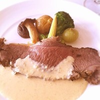 ジェームス邸 - 今回、ランチメニューのBコース(¥5500)で頂きました。特に、ローストビーフが美味しかったです。スタッフのサービスも良かったですし、素敵な時間を楽しむことが出来ました。予約時に伝えていたコースが反映されていなかったですが、日付指定出来ればいいかと割り切れば特に問題ないです。