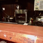 めしの助 - カウンター席から(私の"からすみ餅"用の餅が焼かれています♪)