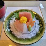 銀のすず - ◇お造り 氷の上に盛り付けられる 鮮魚は カジキマグロ/鯛 の二点盛り