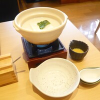豆富料理と吟醸せいろ蒸し 八かく庵 大阪ステーションシティ店 - 湯豆腐