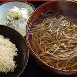 森のそば屋 - 森のそば膳の温かいそば