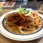 キッチン あずま - 自家製山椒ソースで炒めた豚肉と玉ねぎに、
      仕上げに、四川山椒がふりかけであります〜♪(*^^*)♡