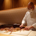 銀座 しのはら - 活松葉蟹を捌く篠原大将