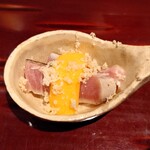 銀座 しのはら - kgの縞鯵の皮目を焼き、酢で〆たもの