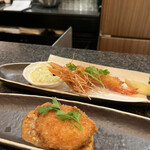 とんかつ マンジェ - 奥：天使の海老フライ　手前：カニクリームコロッケ