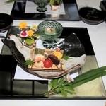 Ryoutei Ryokan Takechiyo - 先付けは，蓮胡麻豆腐の美味出汁。