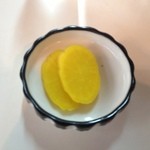 釜あげうどん - 釜揚げうどんを頼むとサービスで出るたくあん②枚