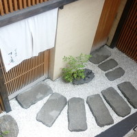 江戸前鮓 すし通 - 入口から玄関へ