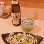 沖縄料理・島酒場 がらくた - ミミガーのポン酢和え/プレミアムモルツ中瓶