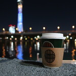 タリーズコーヒー - 護岸壁にカップを置いて撮影。