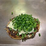 Fukunaga Okonomiyaki Ten - 肉玉そばにチーズとねぎトッピング