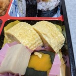 八百正 百菜館 - 天巻弁当の中に鎮座する名物だし巻き卵♪