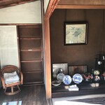 手打うどん 郁兵衛 - 写真右は床の間、左はトイレとの案内が貼られています