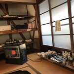 手打うどん 郁兵衛 - 店内の壁ぎわ