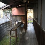 手打うどん 郁兵衛 - トイレ入り口の戸を開けると、縁側の先にはトイレがあります。