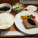 キッチン ブルー グローブ - 豚挽き肉くるみテリーヌ、赤ワイン仕立て、きのこデュクセル添え
