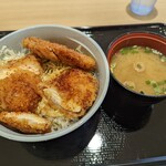 EXPASA浜名湖 湖の見えるフード館 こはん - 赤赤鶏のたれカツ丼 800円