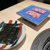 銀座 ちかみつ 並木通り - 繋ぎタンコース　厳選和牛のユッケドッグ　　　　　（ちかみつオリジナルタレ淡雪塩）