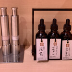 覚王山とんかつ わだ福 - 左:岩塩（2種類）、右:卵かけご飯用の醤油（3種類）