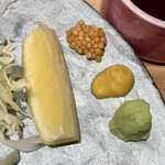 覚王山とんかつ わだ福 - カットレモン、自家製粒マスタード、カラシ、ワサビ