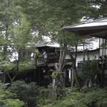 郭公屋 - お餅もお餅と一緒に運ばれるお茶にしても、良くもまぁ長い距離をこぼさずに
      トロッコで移動させる事ができるものだなぁと驚きました。