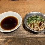 ホルモン湯田のじゃん横 - 醬油ダレ(左)と非常識なタレ(右)