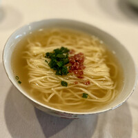 中國菜 奈良町 枸杞 - ⑦汁そば
                      〜〆の食事は、広東粽or汁そば。奥さまは広東粽、わたくしは汁そば。シンプルながらやはり滋味深い味わい。
                      