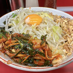 ラーメン二郎 - ラーメン（850円）＋汁なし（100円）＋九条ねぎキムチ（100円）＋磯野家（100円）、ニンニクコール